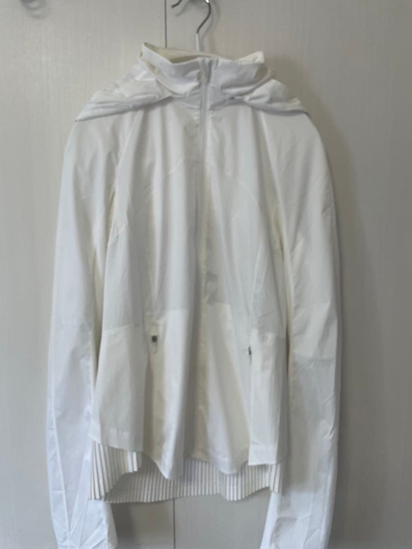 【超美品】ルルレモン　Lululemon ホワイト　白　ジャケット　シャカシャカ
