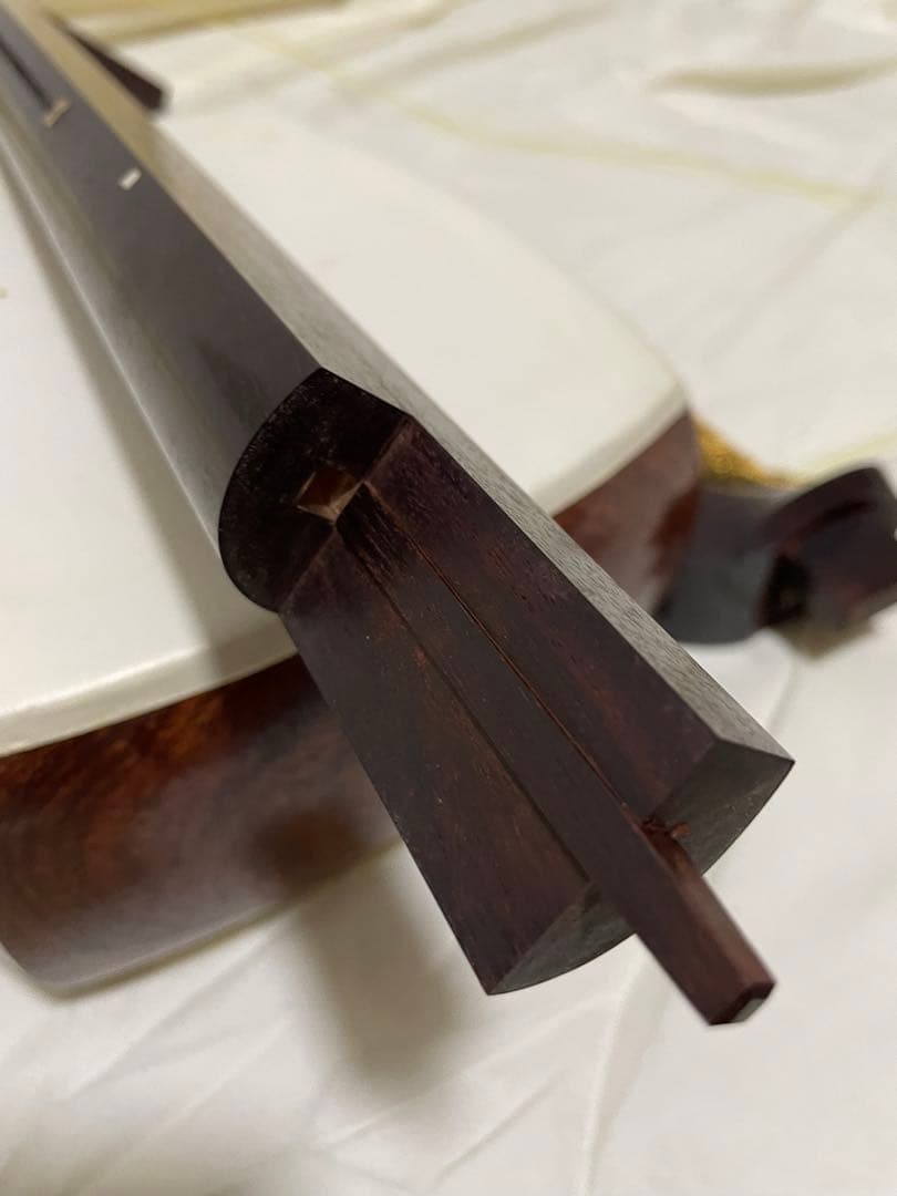高級三味線 綾杉彫り ケース付属 破れ無し