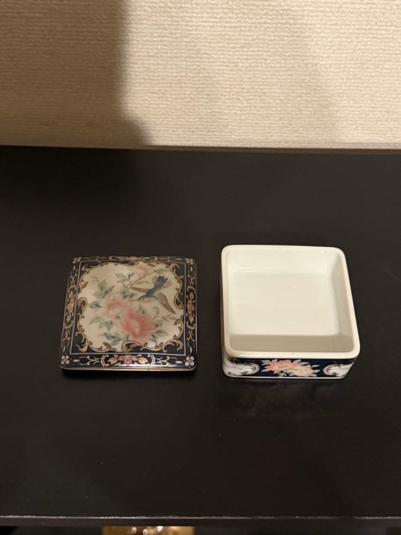 花柄の陶磁器 蓋付きボックス