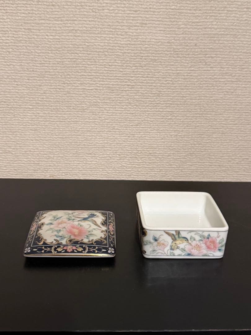 花柄の陶磁器 蓋付きボックス