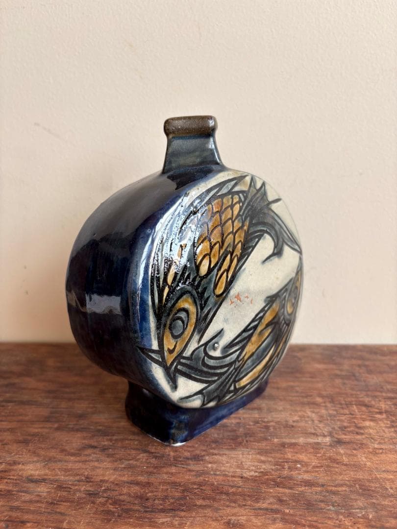 値下げ　壺屋焼　宮城須美子作　コバルト秞扁壺　魚紋彫　花器　金城次郎長女　希小品