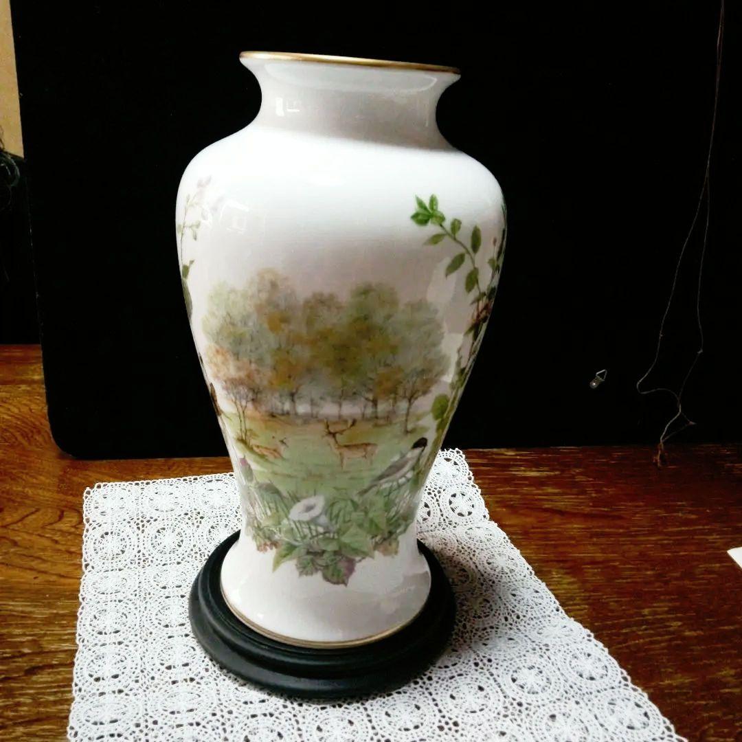 ポーセリン花と蝶の装飾 陶器製花瓶