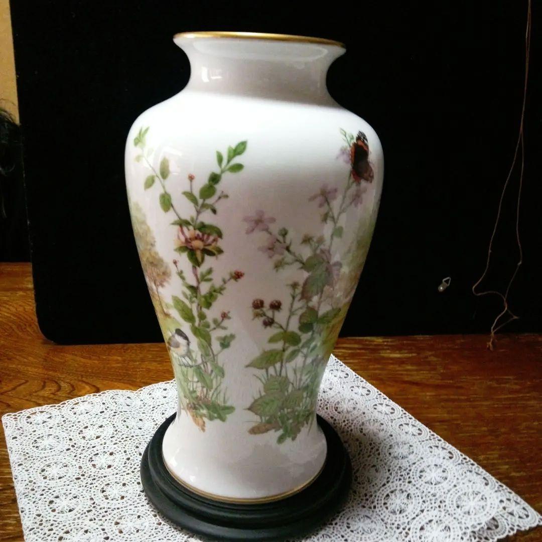 ポーセリン花と蝶の装飾 陶器製花瓶