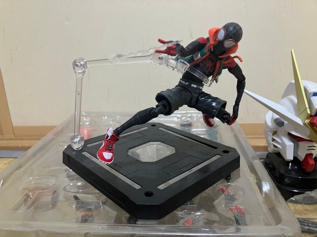 スパイダーマン マイルズ・モラレス フィギュア　ガンダム　スピーカー