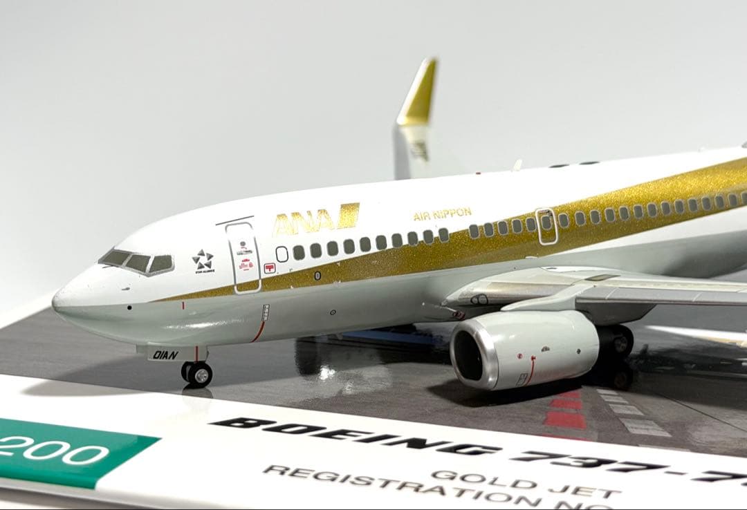 全日空商事 1/200 B737-700 ANA GOLD JET