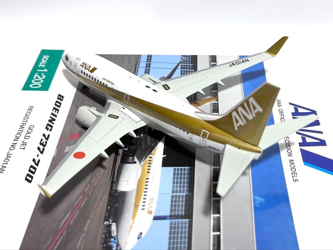 全日空商事 1/200 B737-700 ANA GOLD JET