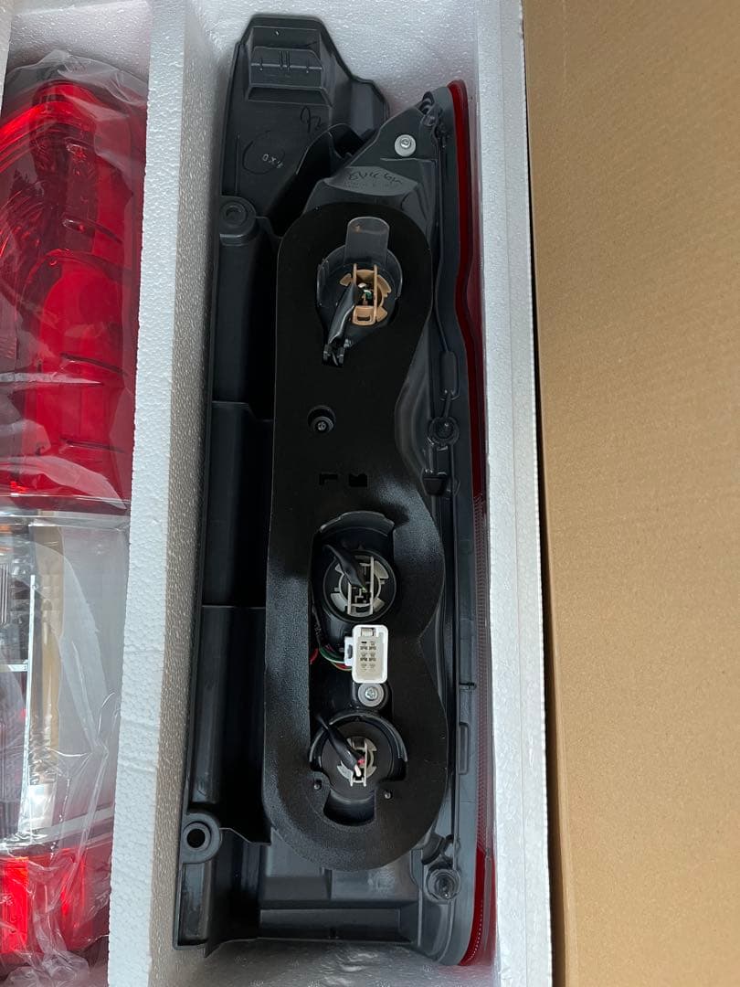 純正トヨタハイエース　レジアスエース　テールランプ　新品未使用