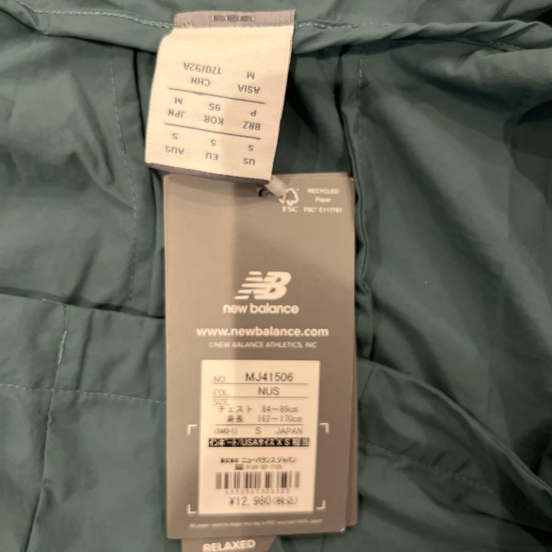 新品　New Balance フード付きウィンドブレーカー　Sサイズ