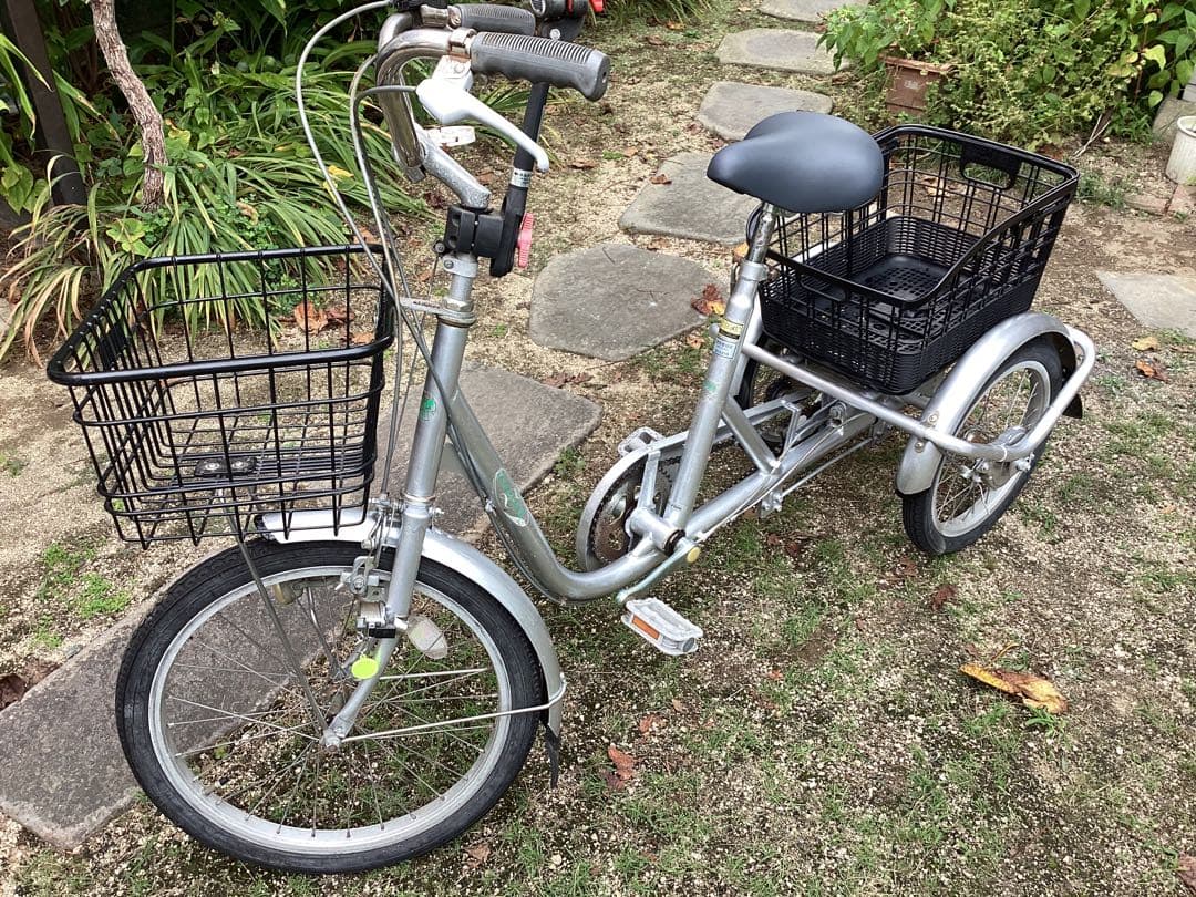シルバー三輪自転車(前後バスケット付) メーカー不明　発送出来ません。