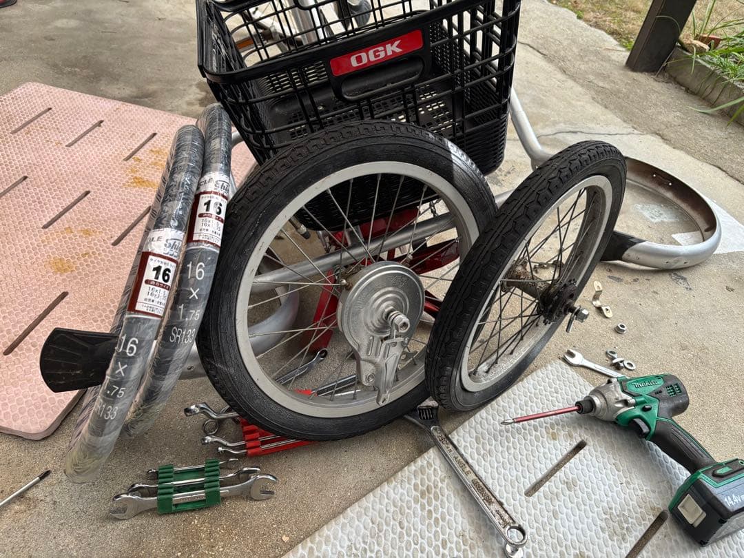 シルバー三輪自転車(前後バスケット付) メーカー不明　発送出来ません。