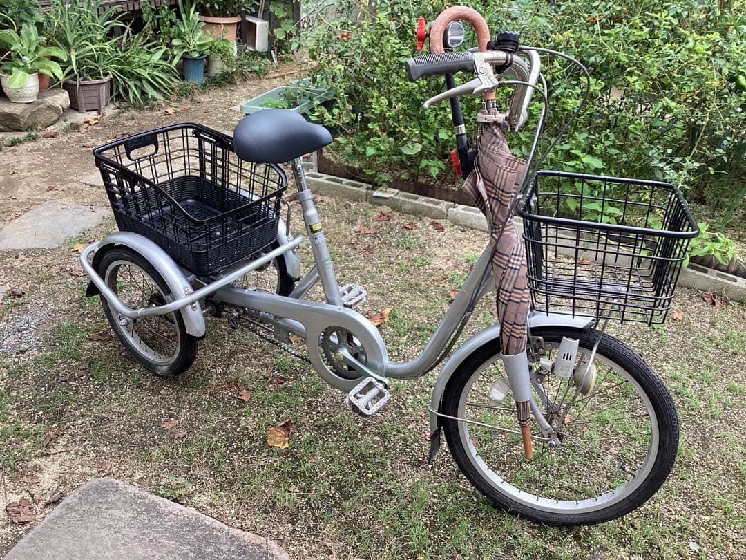 シルバー三輪自転車(前後バスケット付) メーカー不明　発送出来ません。