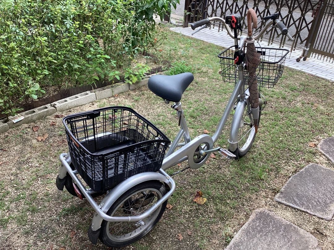 シルバー三輪自転車(前後バスケット付) メーカー不明　発送出来ません。