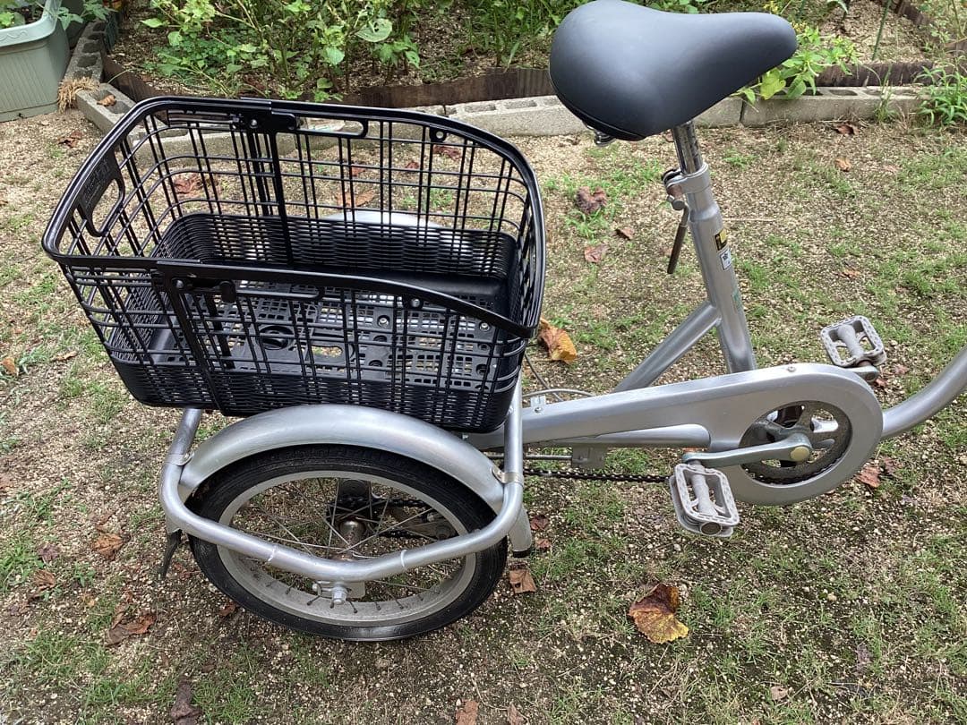 シルバー三輪自転車(前後バスケット付) メーカー不明　発送出来ません。