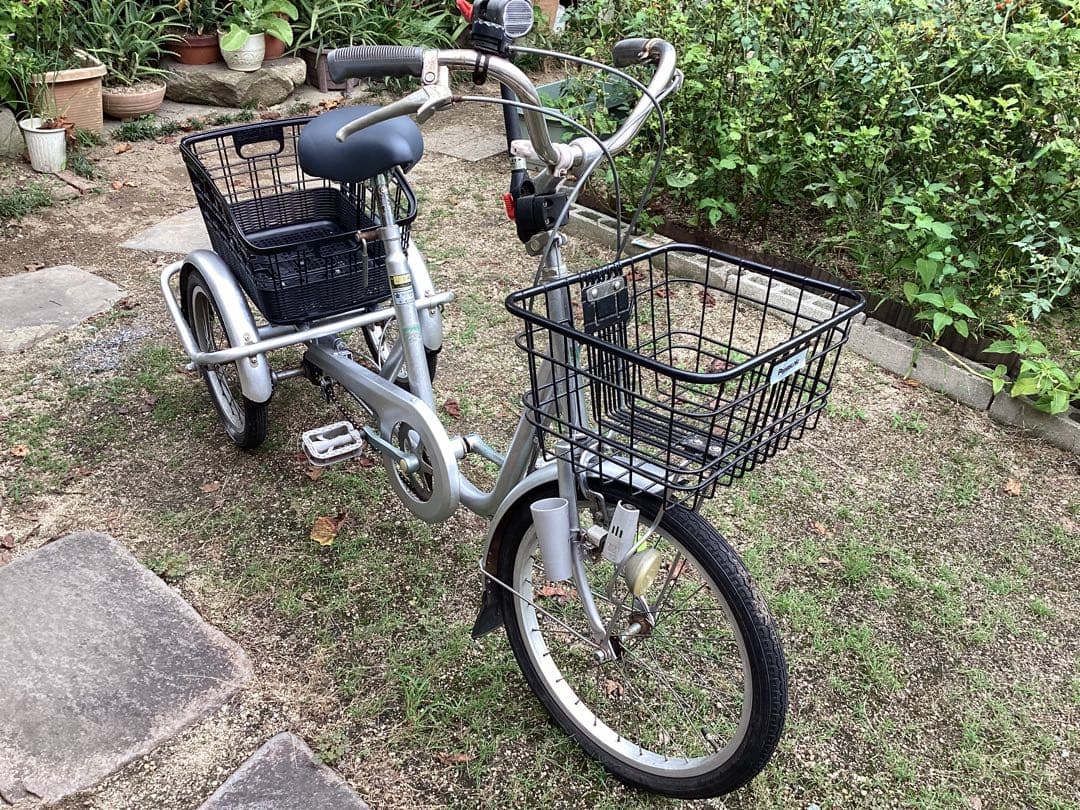 シルバー三輪自転車(前後バスケット付) メーカー不明　発送出来ません。