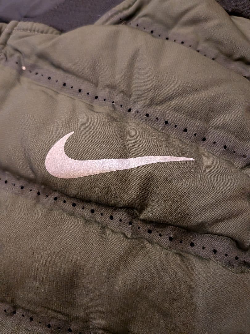 Nike ランニングエアロロフト800ダウンベストカーキ