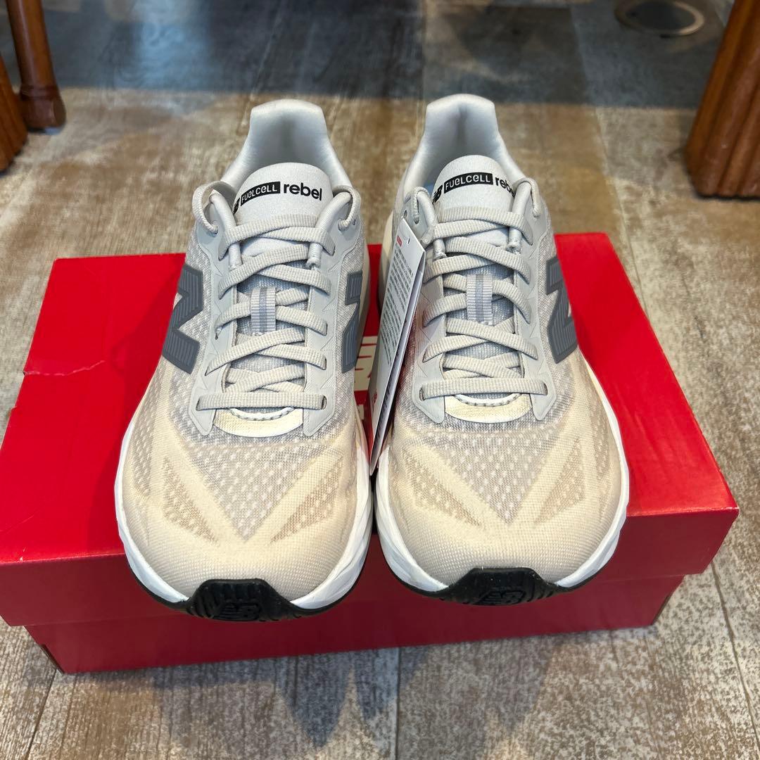 New Balance FuelCell Rebel ベージュ/グレー