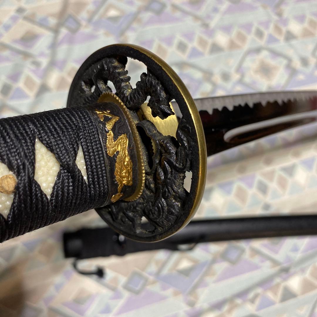 上級居合刀 黒柄 龍彫透し金縁丸鍔 黒梨地鞘