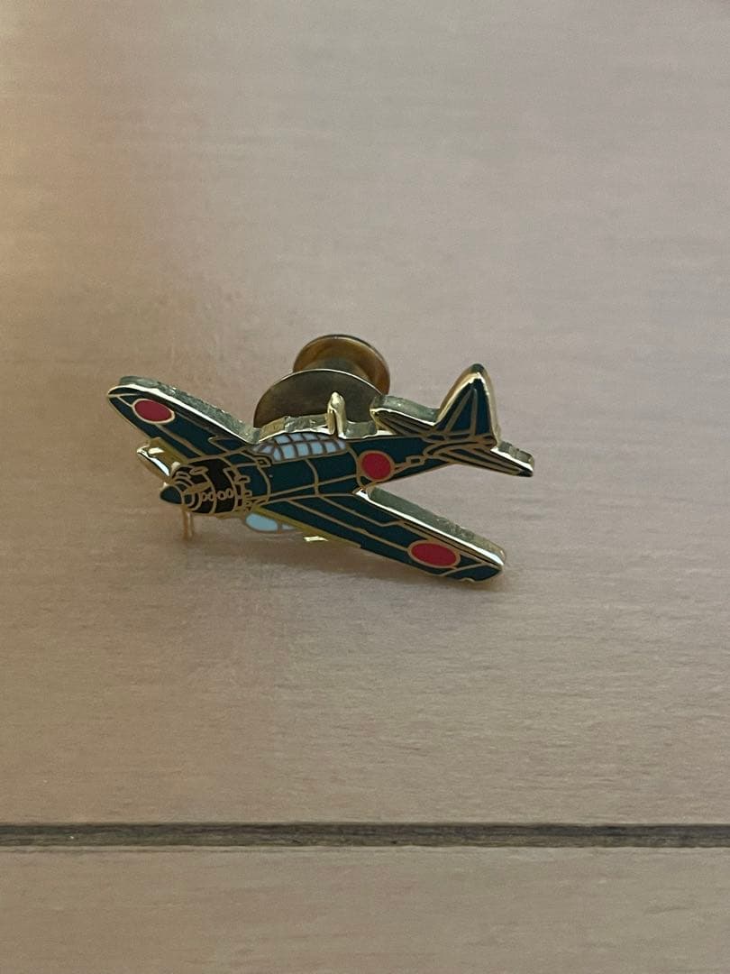 零戦 戦闘機 帽子とピンバッジ