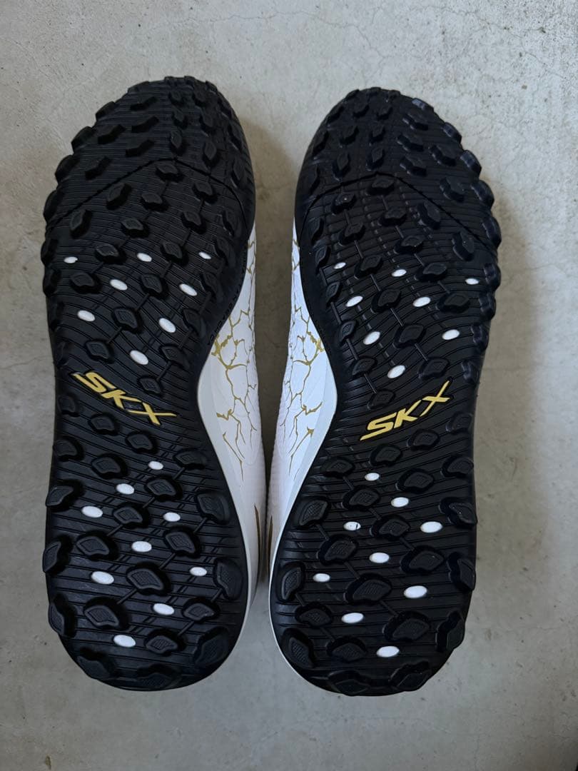 【新品未使用】SKECHERS フットサルシューズ 26cm ホワイト/ゴールド