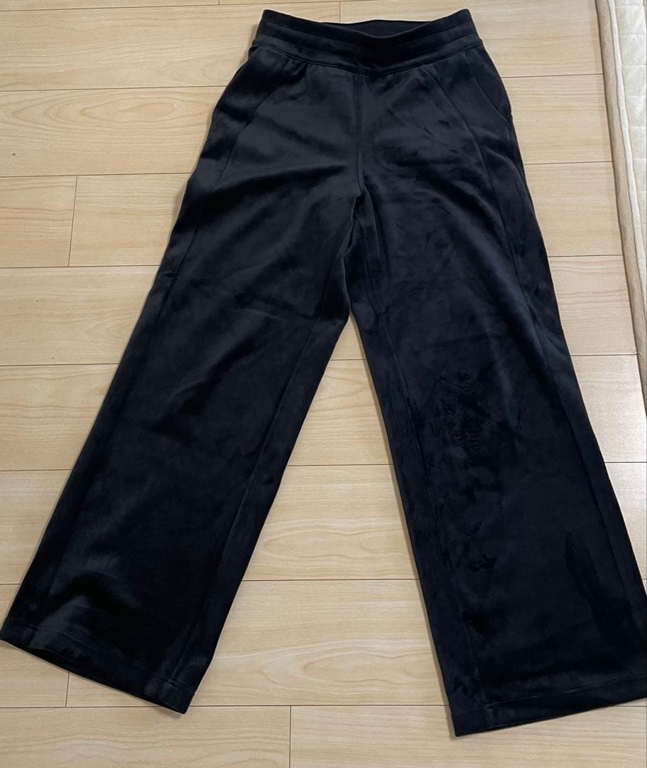 お値下げ　ルルレモン　ベルベット　ワイドパンツ 黒