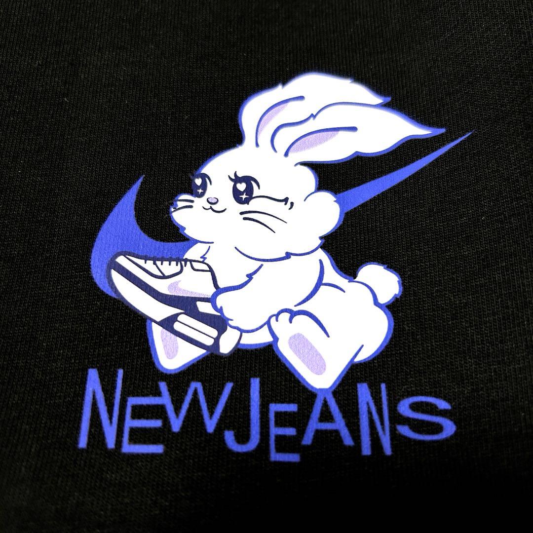 【XL】NIKE New Jeans コラボ Tシャツ スモールプリントバニーズ