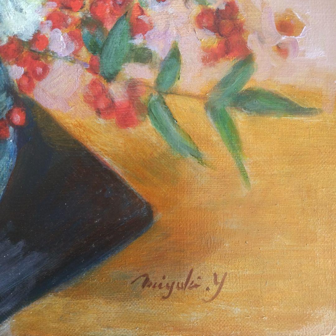 油絵P１０号。シックな花瓶に入った白いカーネーションと南天。ステンレス額縁付き