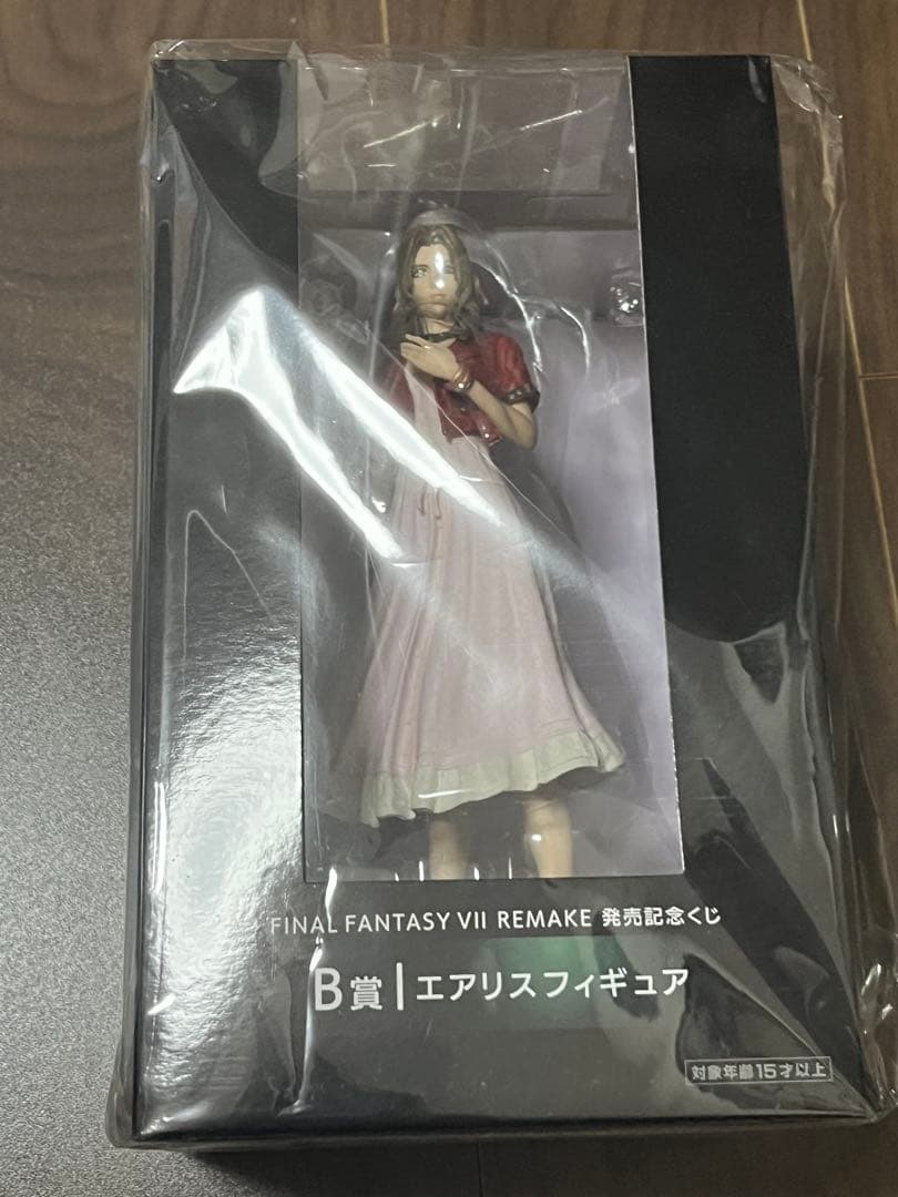 FF7R 発売記念くじ A賞クラウドフィギュア　B賞エアリスフィギュア