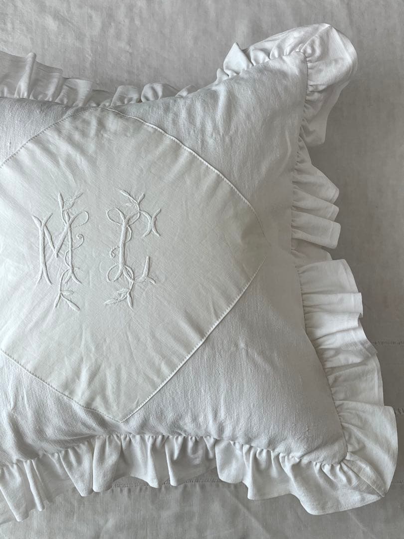 【美品】フランスアンティーク MC花文字手刺繍 フリルクッション[3338]