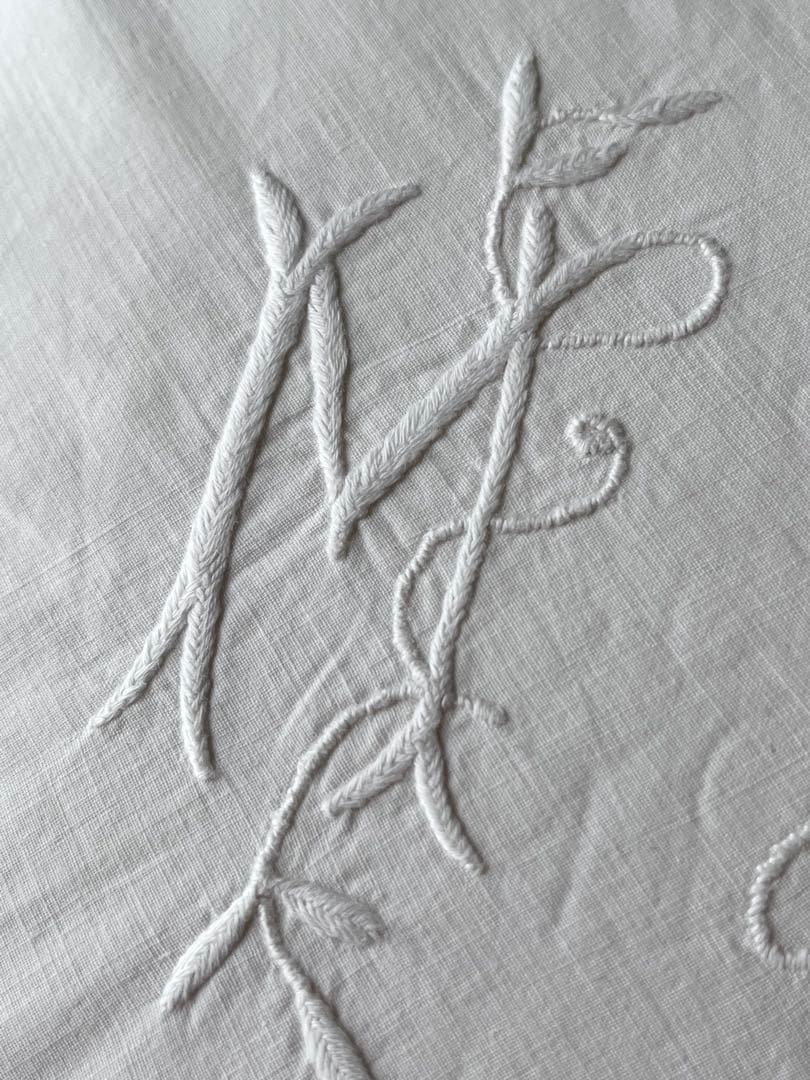 【美品】フランスアンティーク MC花文字手刺繍 フリルクッション[3338]