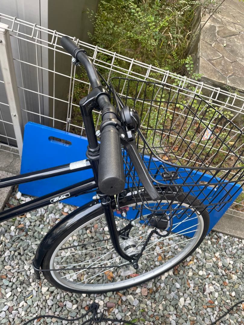 黒いシティサイクル 26インチ 前バスケット付き