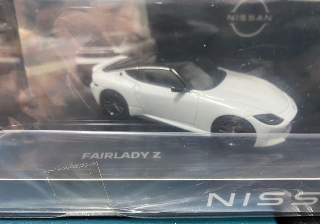 ミニカー Fairlady Z (Prism White / Super Black)