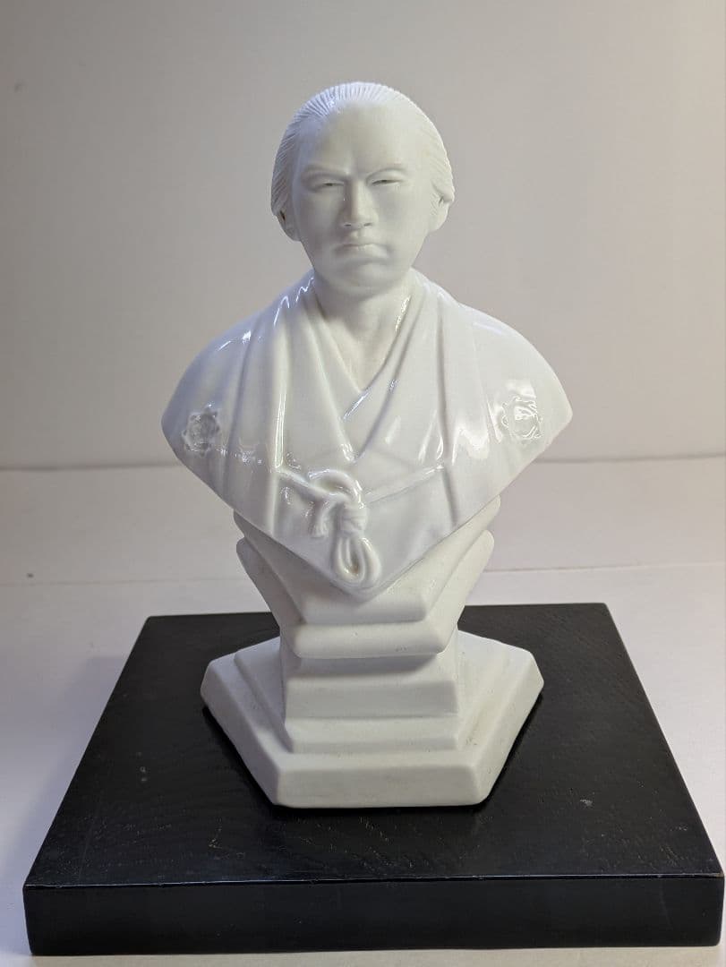 有田焼、十二代酒井田柿右衛門作、『坂本龍馬胸像』、銘有、箱無