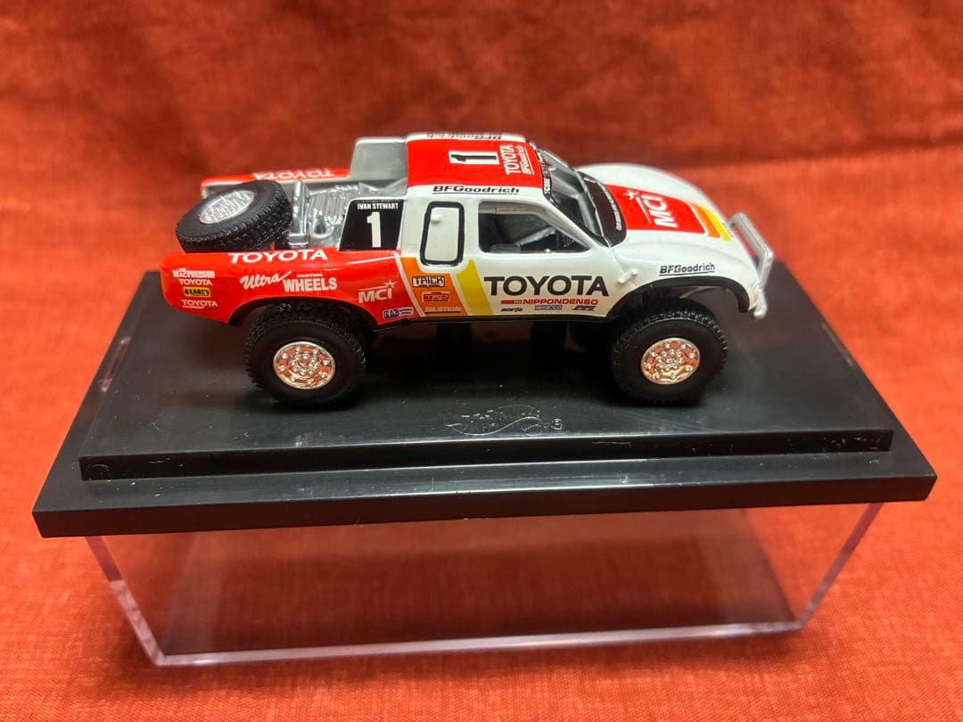 m*n様 ホットウィール　TOYOTA BAJA TRUCK 1/64 ミニカー