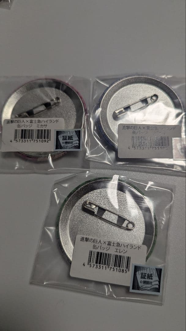 レア　進撃の巨人×富士急ハイランド 缶バッジ エレン　ミカサ　リヴァイ