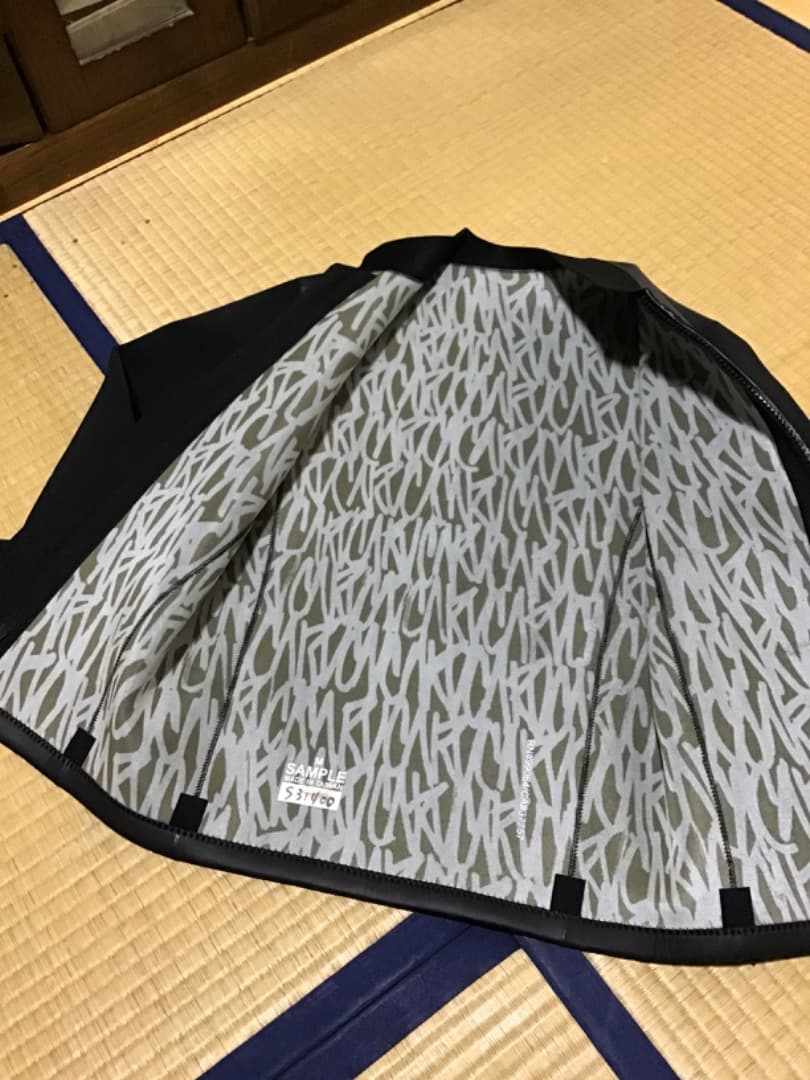 Mサイズ。日本未発売のRVCA NOISE SUNSET タッパー