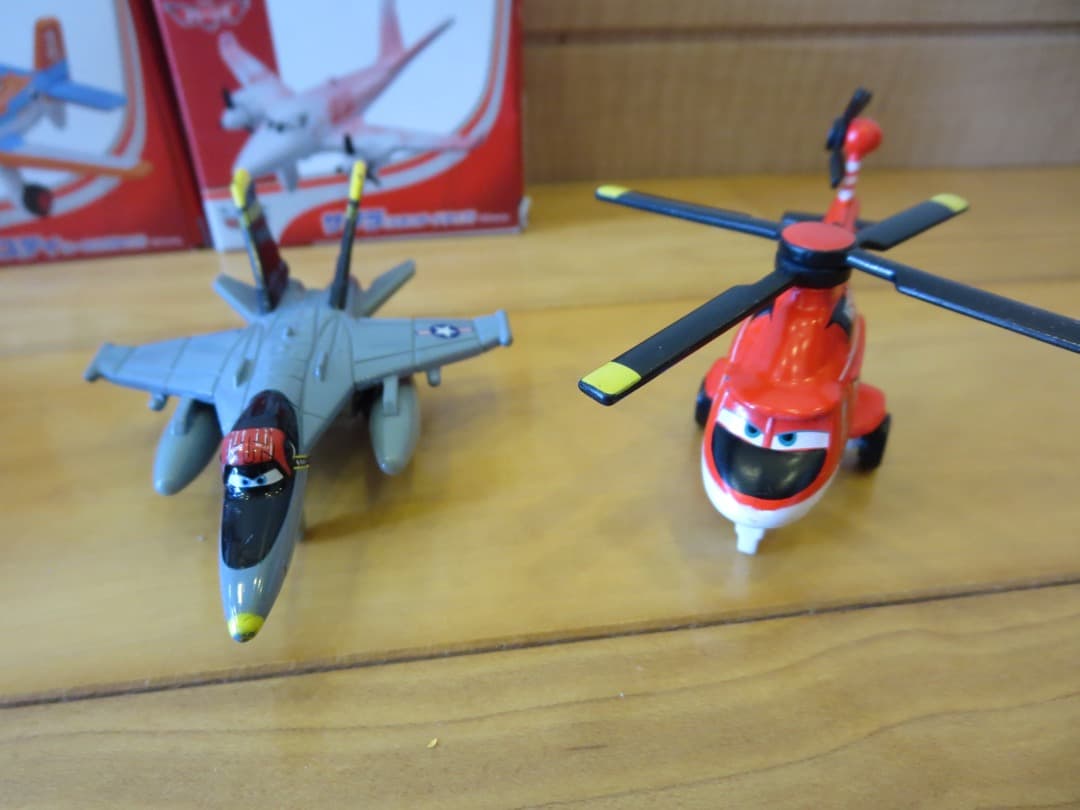 プレーンズ　トミカ　７台セット 航空母艦フライゼンハワー(おまけ付)