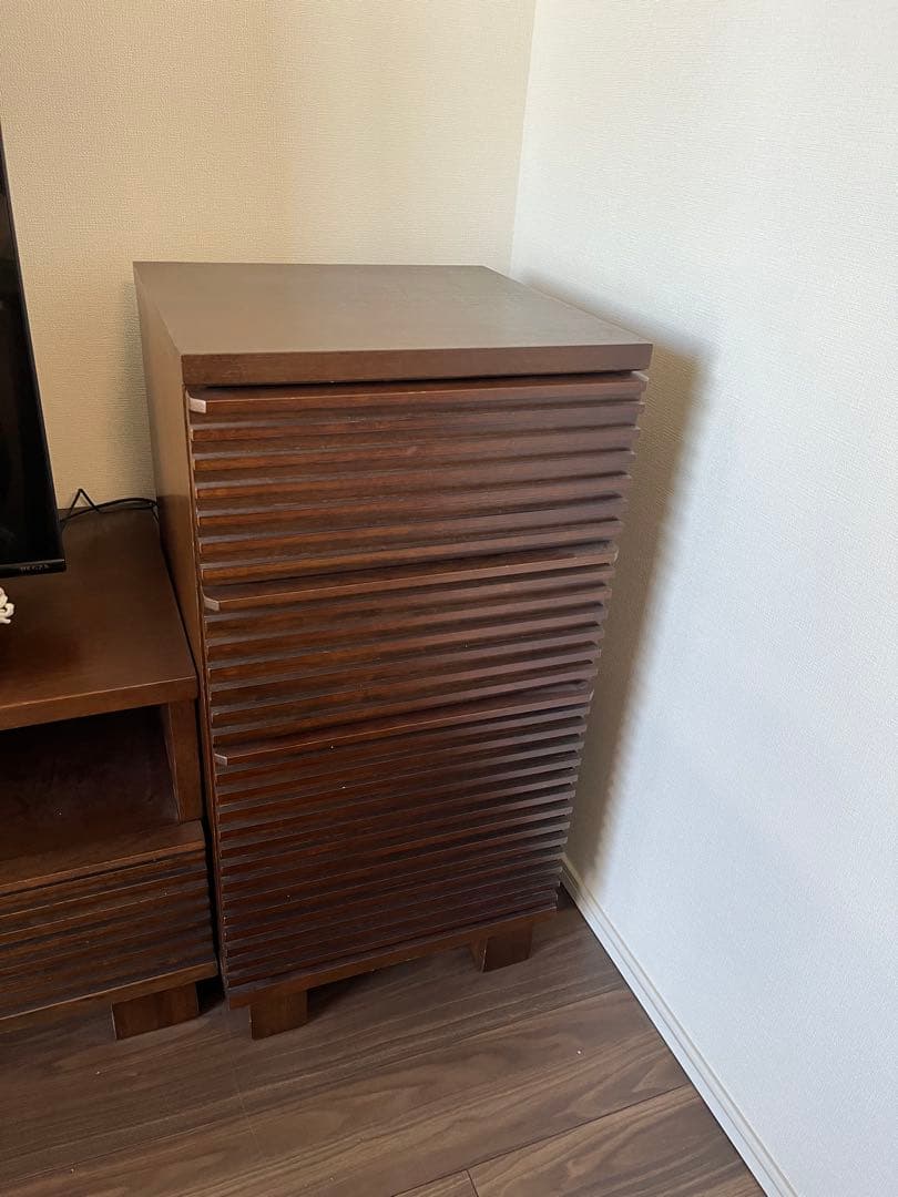 こちら送料込です。 ブラウン木製ストライプキャビネット