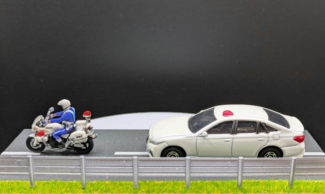 クラウン覆面パトカー＆白バイのジオラマ