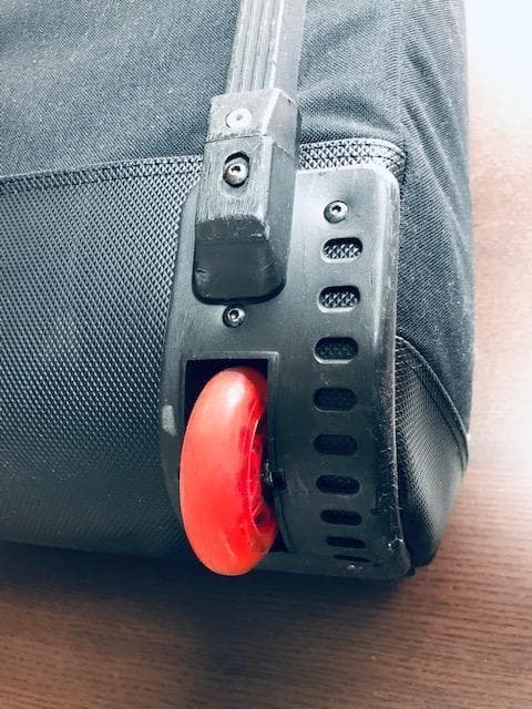 背負わないから疲れない。ウィールによる自走牽引で全装備を携行できるバッグ