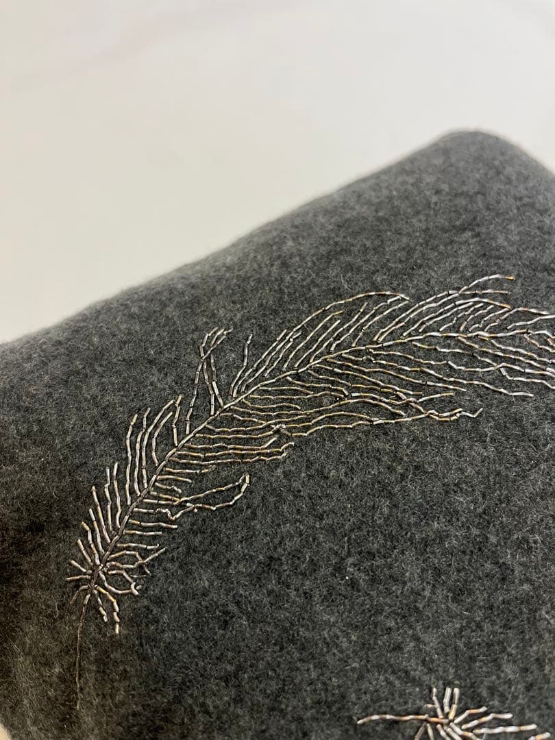 Chatav ectabit羽の刺繍 グレー クッションカバー