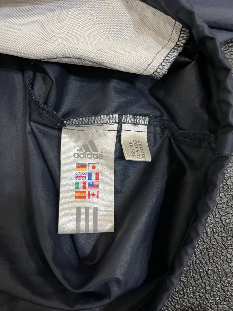 adidas パフォーマンスロゴ 万国旗　ナイロンセットアップ ダークグレー