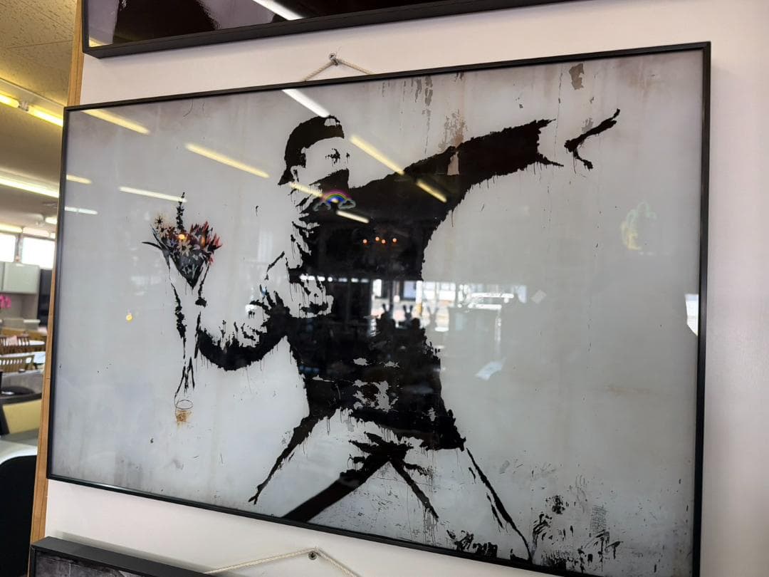 バンクシー　アートパネル　「Love is in the Air」　愛は空中に