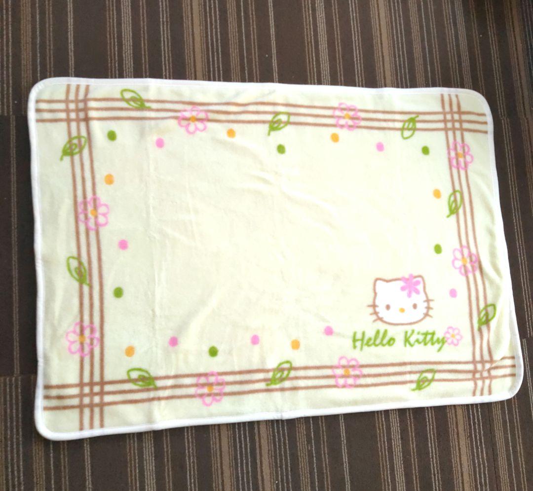 キティちゃん　サンリオ　フリース　ひざ掛け 　ケース付き