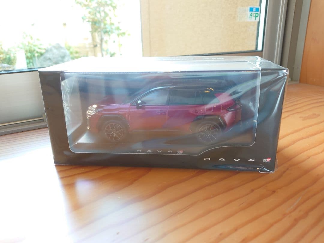 【2台】新型RAV4 GRスポーツ ホワイト／ブラックレッド　／　カラーサンプル