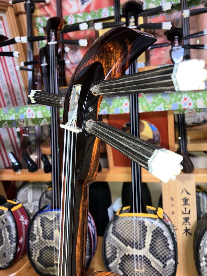 沖縄三線フィリピンエーマ￼(上質カミゲン黒木)与那城型本皮一枚張りスンチ塗の出品