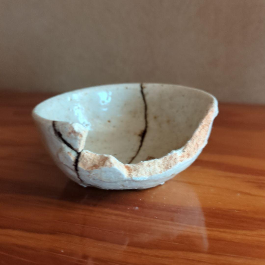 クリーム色の小さな盃 直径約7cm　志野の盃陶片