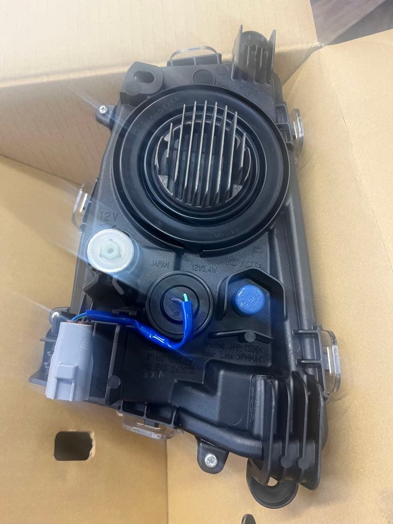 ５０　プリウス　右側　新品　フォグランプ　右側