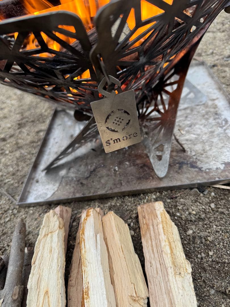 s'more 焚き火台 金属製 花模様