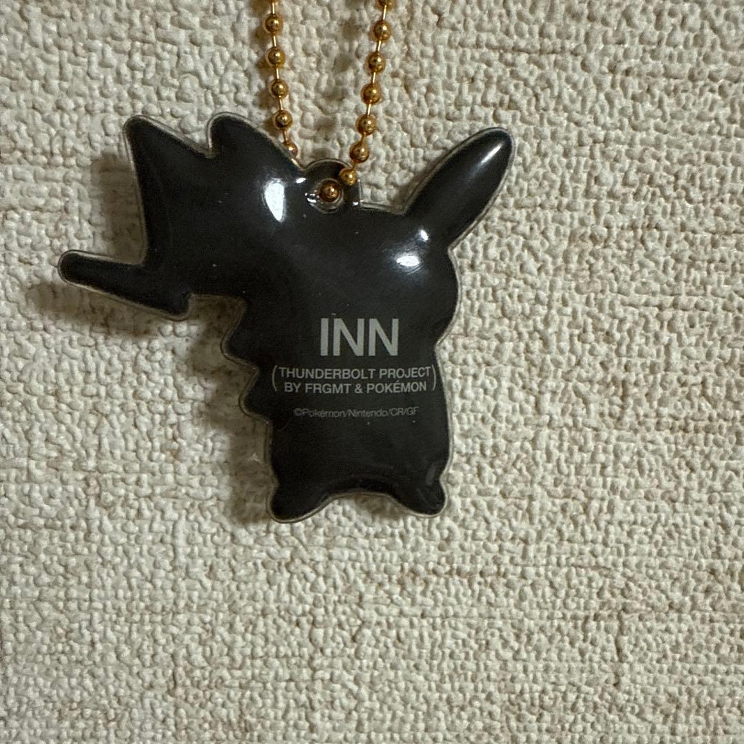 ピカチュウ キーホルダー ブラック　レア サンダーボルトプロジェクト　ポケモン