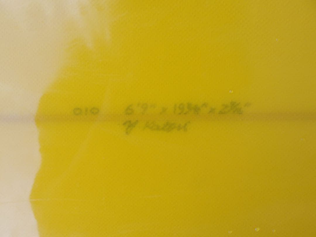 黄色いサーフボード　ライトニングボルト　ミッドレングス6'9